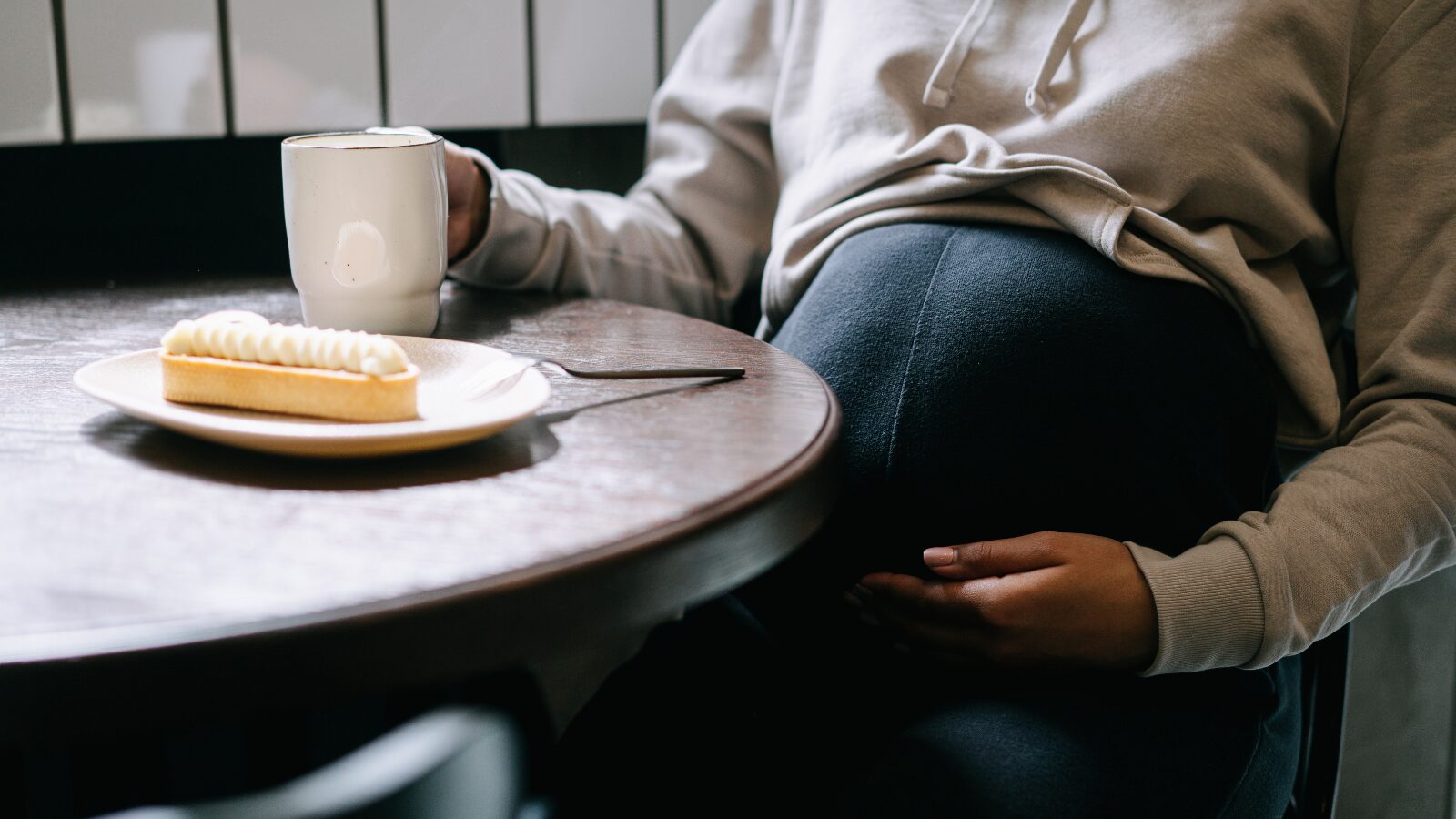 コーヒーを飲む妊婦