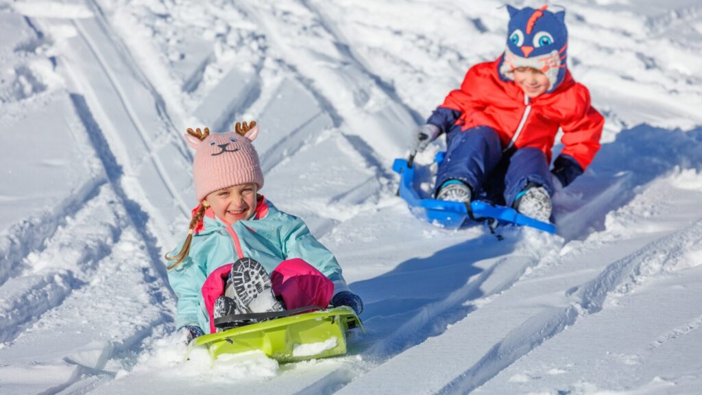 そりで滑る子ども